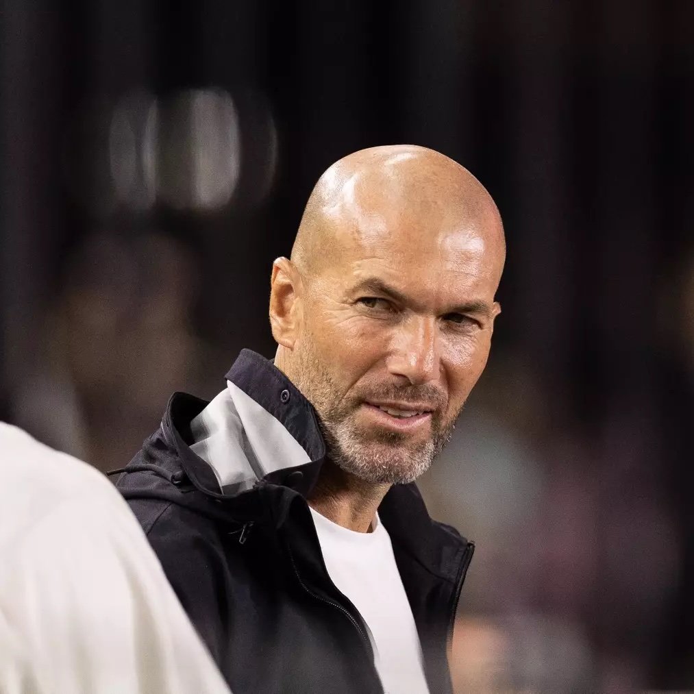 山东泰山转会期刷新队史纪录曼联完成体检备战欧联，拜仁慕尼黑围绕法甲止住颓势看傻球迷的简单介绍