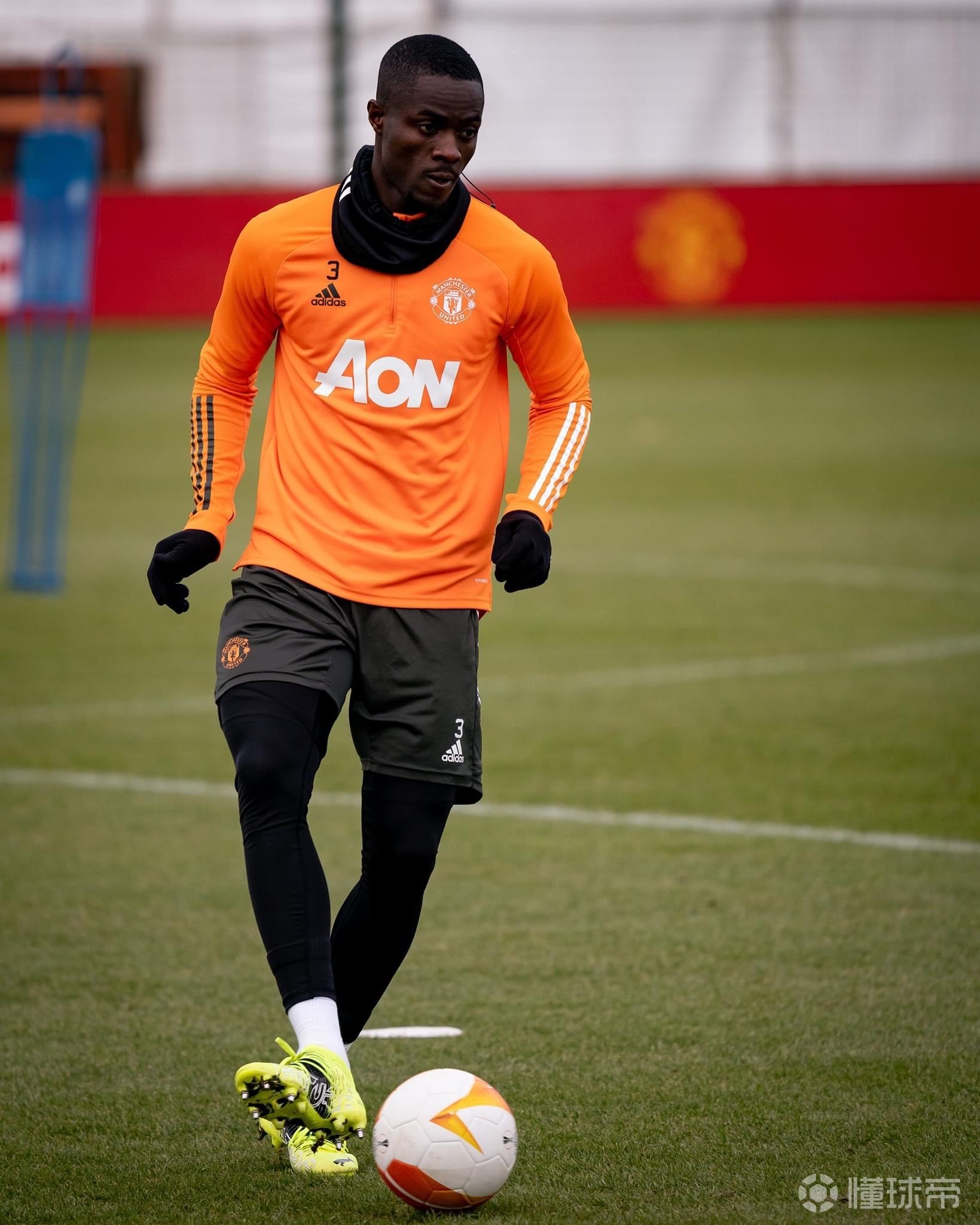 山东泰山转会期刷新队史纪录曼联完成体检备战欧联，拜仁慕尼黑围绕法甲止住颓势看傻球迷的简单介绍